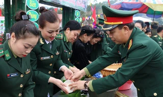 Cán bộ Quân đội gói bánh chưng tặng đồng bào biên giới Lạng Sơn ăn Tết 