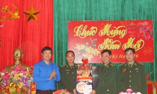 Đồng chí Lê Quốc Phong tặng quà Tết cho Đồn Biên phòng Pò Mã, chiều 30/1