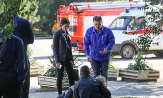 Lực lượng cứu hộ hỗ trợ một nạn nhân bị thương trong vụ tấn công tại Trường cao đẳng khu vực Kerch trên Bán đảo Crimea ngày 17/10/2018. (Ảnh: AFP/TTXVN)