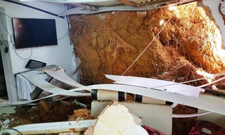 Nhiều tường nhà nứt toác, hư hỏng