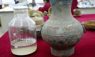 Loại "thuốc trường sinh bất lão" được đựng trong lọ đồng. Ảnh: Xinhua