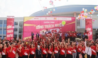 Các thanh niên cùng hô vang: "Sống trách nhiệm, sống OK".