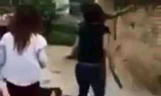 Thiếu nữ cầm dao đuổi chém bạn dã man