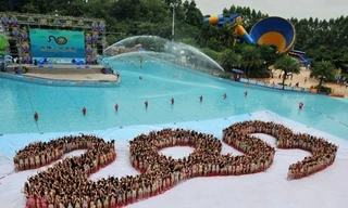 Ngắm 10.000 thiếu nữ mặc bikini xếp hình rắn khổng lồ