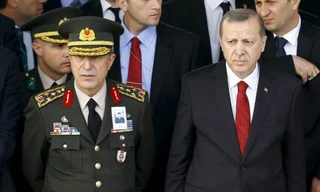 Đại tướng Hulusi Akar, Tổng tham mưu trưởng quân đội Thổ Nhĩ Kỳ đứng cạnh Tổng thống Erdogan hồi tháng 2/2016. Ảnh: Reuters