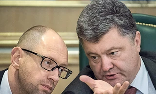 Tổng thống Poroshenko (phải) kêu gọi Thủ tướng Yatsenyuk (trái) từ chức. Ảnh: Kommersant