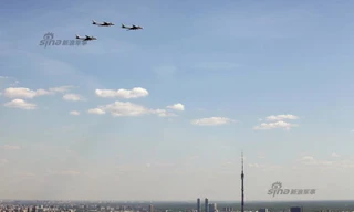 Các máy bay ném bom-tên lửa chiến lược Tu-95MS tham gia cuộc diễu hành Ngày Chiến thắng ở Moscow hôm 9/5. Ảnh: Sina 