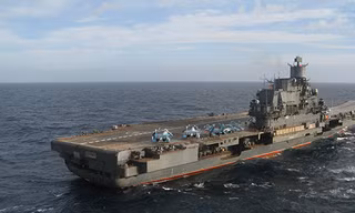 Tàu sân bay duy nhất của Nga mang tên Đô đốc Kuznetsov. Ảnh: Izvestia