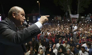 Tổng thống Thổ Nhĩ Kỳ Tayyip Erdogan phát biểu trước những người ủng hộ. Ảnh: AP