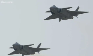 [ẢNH] Siêu tiêm kích J-20 của Trung Quốc ‘xuất đầu lộ diện’