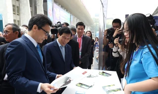 Phó Thủ tướng Vũ Đức Đam, Bộ trưởng VHTTDL Nguyễn Ngọc Thiện thăm gian hàng tại Hội chợ VITM 2019