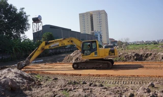 Đơn vị thi công đường vành đai 3.5 bất chấp cảnh báo vẫn san ủi mặt bằng gò Mỏ Phượng và Dền Rắn. Ảnh: FB Di chỉ Vườn chuối