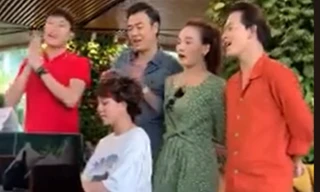 Clip Bảo Hân đệm đàn cho dàn diễn viên Về nhà đi con hát 'Cô bé mùa đông'