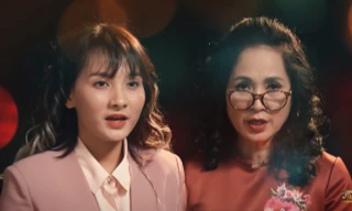 Cặp mẹ chồng-nàng dâu nhép "Happy new year".