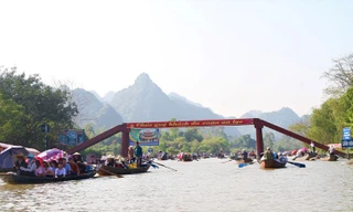 Lượng khách đổ về chùa Hương tăng cao trong ba ngày đầu năm
