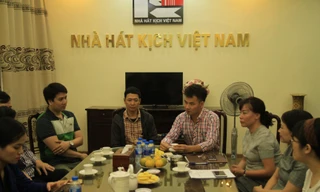 Nhà hát Kịch Việt Nam trao tiền ủng hộ cho gia đình chị Yến. Ảnh: NHK