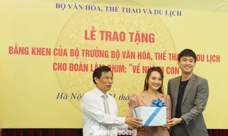 Bộ trưởng Nguyễn Ngọc Thiện trao quà cu Bon cho "bố mẹ" Bảo Thanh-Quốc Trường nhận hộ