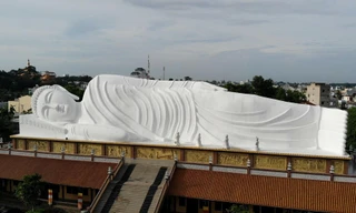 Bức tượng Phật nhập Niết bàn trên mái chùa 300 tuổi ở Bình Dương
