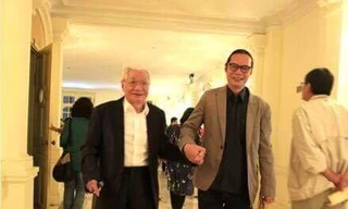 Chủ tịch nước Trần Đại Quang trao giải thưởng cho tác giả, đại diện gia đình cố tác giả nhận Giải thưởng Hồ Chí Minh. Ảnh: Hồng Vĩnh