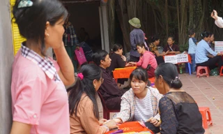 Chục hàng xem tay, xem tướng bao vây trong khu vực đền Gióng Phù Đổng