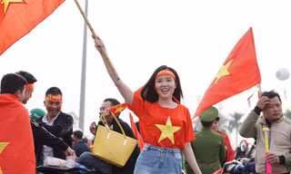 Huỳnh Thúy Vi: Sắc đỏ nhuộm quanh sân Mỹ Đình, không còn cảm giác lạnh