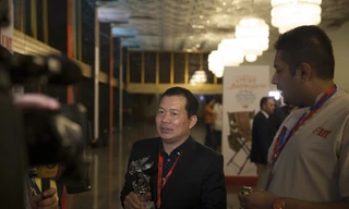 Đạo diễn Lương Đình Dũng nhận giải