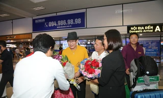 Khán giả đặc biệt đón Tuấn Vũ tại sân bay