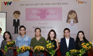 NSND Khải Hưng (giữa) và các diễn viên trong buổi ra mắt phim "Hợp đồng hôn nhân"