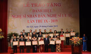 Thủ tướng trao tặng danh hiệu cho các nghẹ sĩ