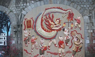 Tác phẩm "Tuần lễ thời trang Phố cổ" gây tranh cãi. Ảnh: Mạnh Thắng