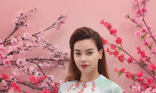 Hình ảnh Hồ Ngọc Hà khác với các chương trình giải trí khi đứng trên sân khấu "Vang mãi giai điêu Tổ quốc"