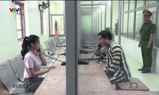 Huệ vào trại tạm giam thăm Khải