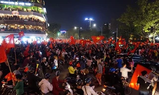 Quảng trường Đông Kinh Nghĩa Thục là 1 trong những điểm công cộng có màn hình LED phục vụ bóng đá. Ảnh: Như Ý