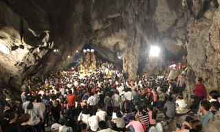 Từ 5h sáng, động Hương Tích đã chật kín người