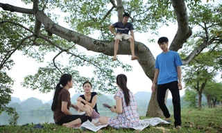 "Đi qua mùa hạ" là phim tiếp theo của VFC về đề tài sinh viên, sau "Phía trước là bầu trời", "Xin hãy tin em"