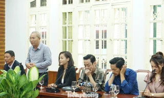 Đạo diễn Nguyễn Danh Dũng và ê kíp Về nhà đi con tri ân khán giả khi nhận bằng khen của Bộ VHTTDL