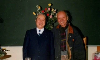 GS. Hà Văn Tấn (trái) và GS. Trần Quốc Vượng trong bộ tứ lịch sử