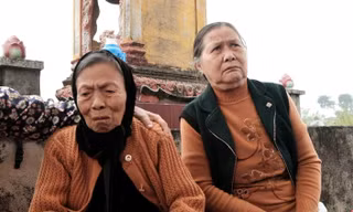 Câu chuyện về hai bà mẹ liệt sỹ phải khai quật mộ con để xác định danh tính. Ảnh: ĐLPCC