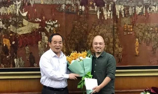 Thứ trưởng Lê Khánh Hải trao quyết định bổ nhiệm cho NSND Triệu Trung Kiên