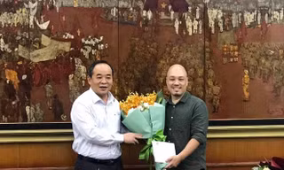Thứ trưởng Lê Khánh Hải trao quyết định bổ nhiệm cho NSND Triệu Trung Kiên