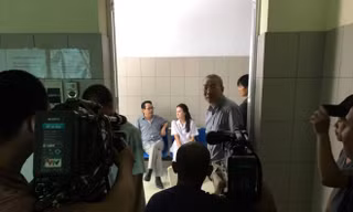 NSND Hoàng Dũng và diễn viên Bảo Thanh tại hiện trường quay "Người phán xử"