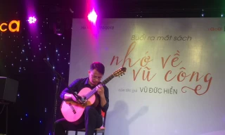 Nghệ sĩ Vũ Đức Hiển biểu diễn tác phẩm chuyển soạn guitar trong tối ra mắt sách