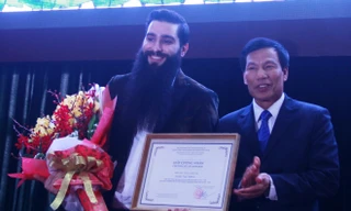 Bộ trưởng VHTTDL Nguyễn Ngọc Thiện trao quyết định bổ nhiệm cho đạo diễn Jordan Vogt-Roberts