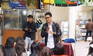 Nhà thơ Nguyễn Phong Việt giao lưu với người đọc Hà Nội về tập thơ mới "Chỉ cần tin mình là duy nhất". Ảnh: Nguyên Khánh