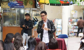 Nhà thơ Nguyễn Phong Việt giao lưu với người đọc Hà Nội về tập thơ mới "Chỉ cần tin mình là duy nhất". Ảnh: Nguyên Khánh