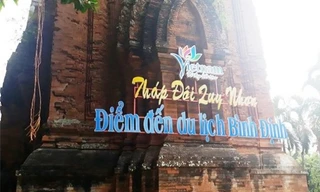 Tháp Chăm ở Bình Định bị khoan, đục và bắt vít treo biển quảng bá du lịch