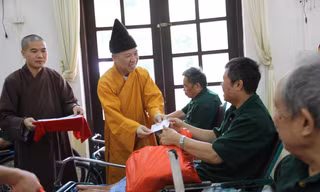 Thượng toạ Thích Thanh Quyết thăm hỏi, tặng quà thương bệnh binh tỉnh Hà Nam