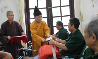Thượng toạ Thích Thanh Quyết thăm hỏi, tặng quà thương bệnh binh tỉnh Hà Nam