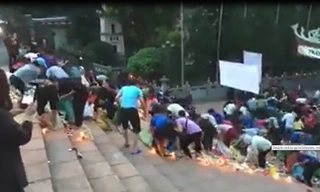 Người dân chen lấn, xô đẩy tranh giành lộc tại lễ Mông Sơn đại thí thực ở chùa Hương