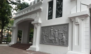 Bức phù điêu ngay cổng trường ĐH Mỹ thuật được gỡ bỏ